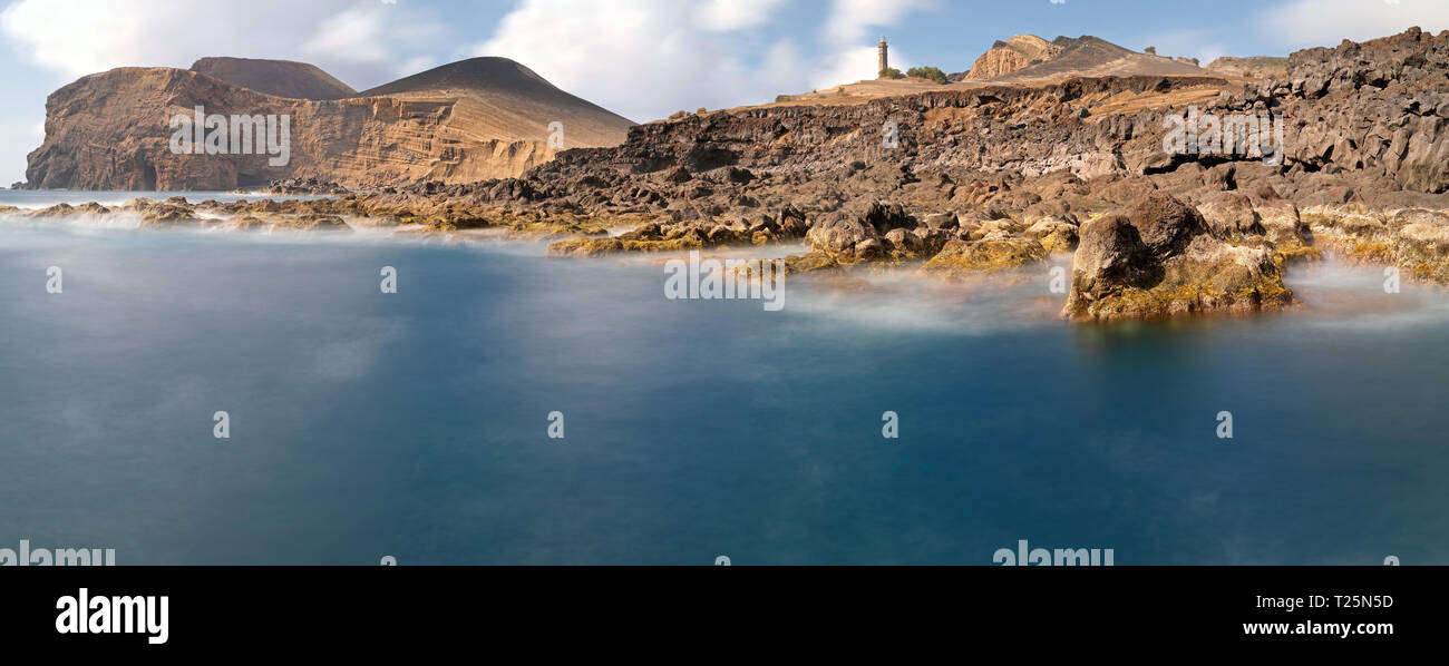 Littoral près de old phare de Ponta dos Capelinhos (île de Faial, Açores) - exposition longue durée Banque D'Images