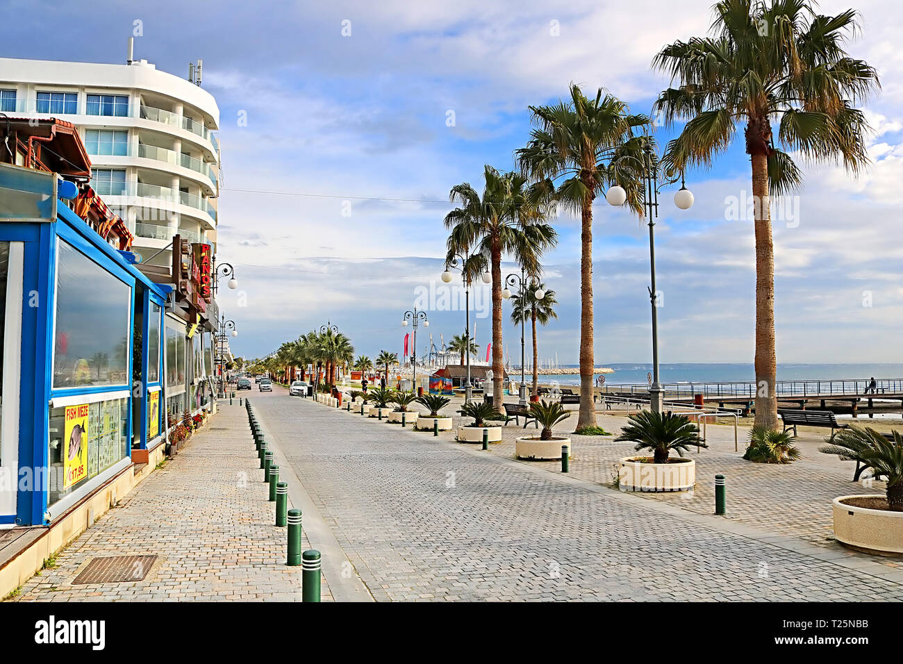 LARNACA, Chypre - Mars 03, 2019 : Palm. Phinikoudes promenade Popular tourist destination européenne Banque D'Images