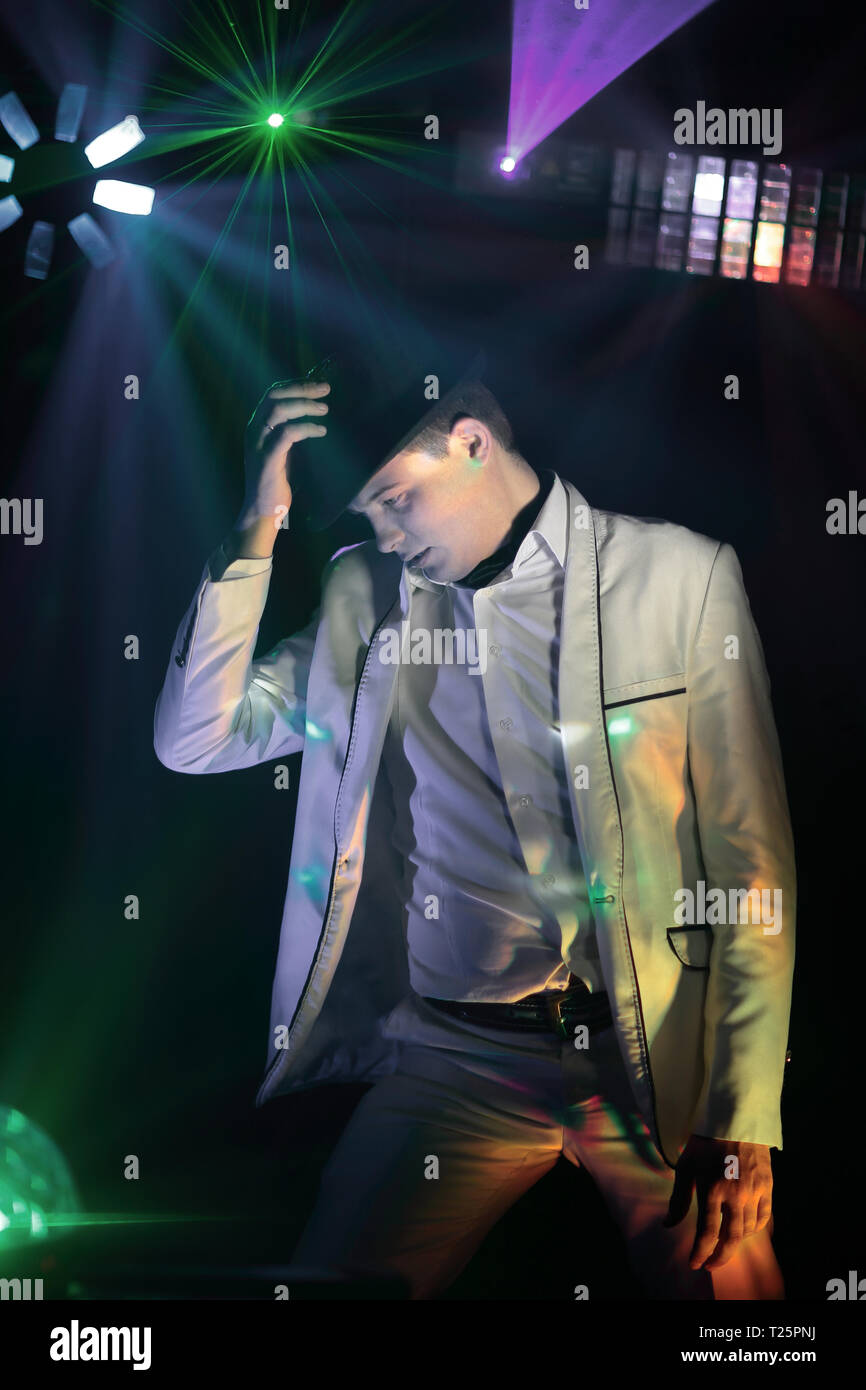 L'homme élégant DJ dans une boîte de nuit sur le .photo with copy space Banque D'Images