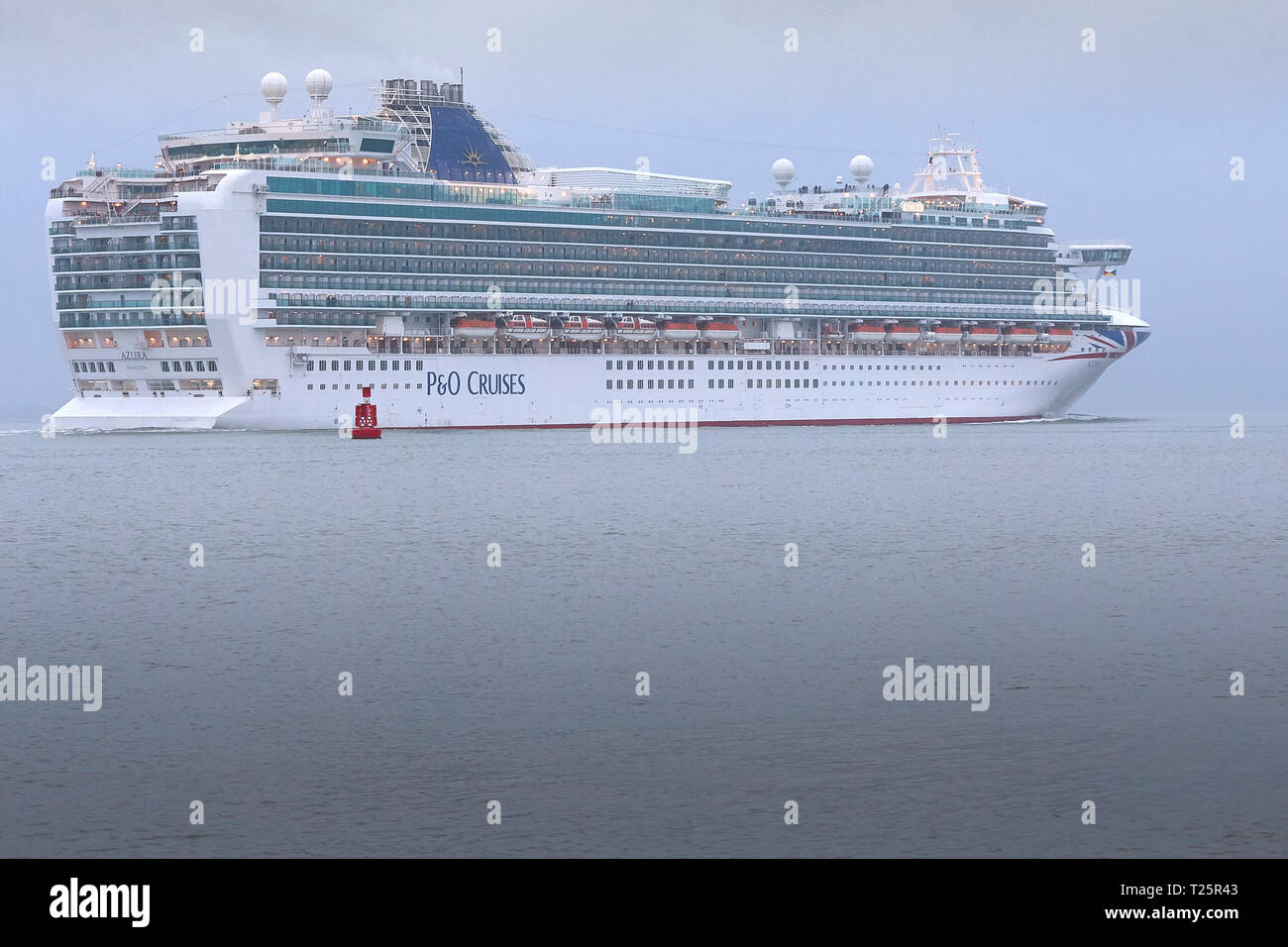 Le P&O Cruises, Cruise Ship géant, l'AZURA, en cours à Southampton Water, au départ du Port de Southampton, Royaume-Uni. 22 mars 2019. Banque D'Images