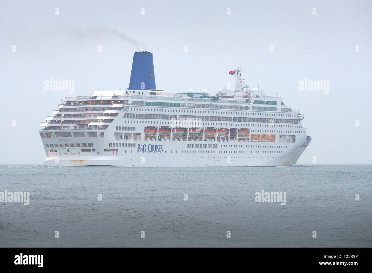 Le P&O Cruises, Cruise Ship géant, ORIANA, en cours à Southampton Water, au départ du Port de Southampton, Royaume-Uni. 22 mars 2019. Banque D'Images