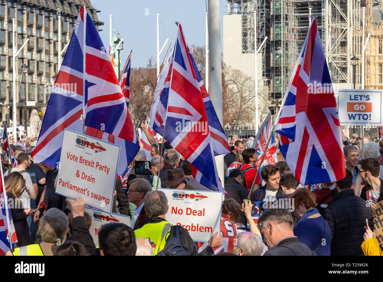 Westminster, Londres, Royaume-Uni ; 29 mars 2019 ; Pro-Brexit les manifestants à la place du Parlement contenir jusqu'Union Jack drapeaux pendant la marche de quitter Rally Banque D'Images