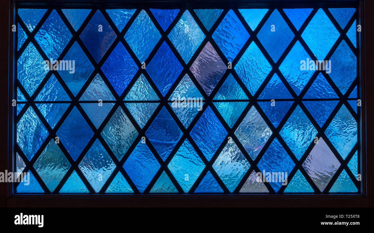 Blue Diamond volets de vitrail dans l'église catholique américaine Banque D'Images