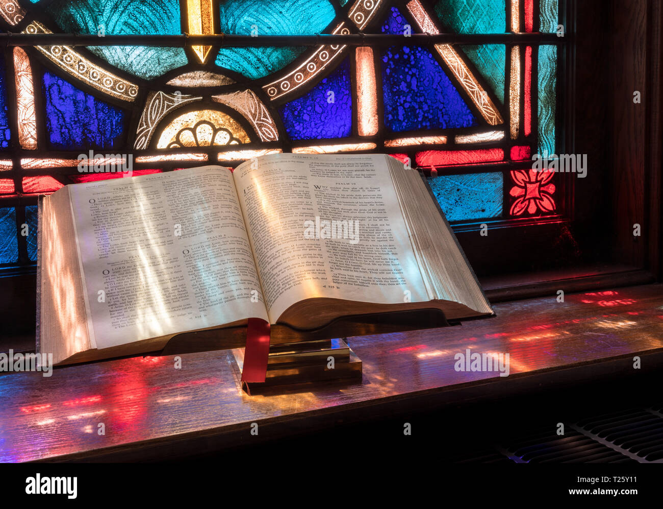 Vitrail de lumière tombe sur bible ouverte dans l'église américaine Banque D'Images