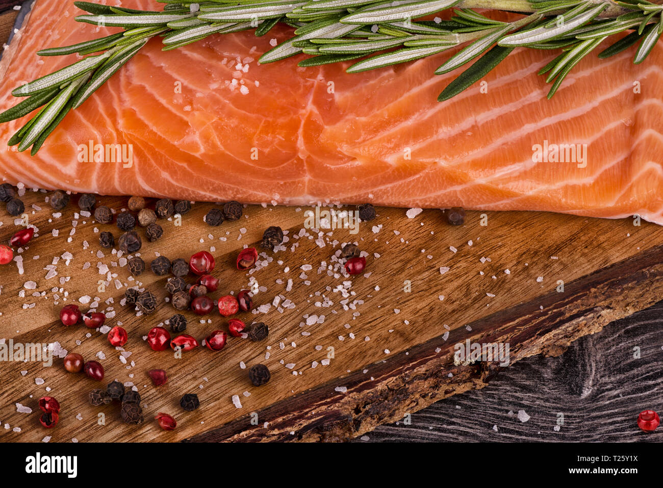 Partie de délicieux filets de saumon frais aux herbes aromatiques Banque D'Images
