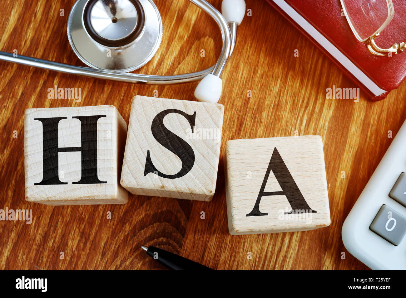 Compte d'épargne santé (HSA) lettres à partir de blocs de bois. Banque D'Images