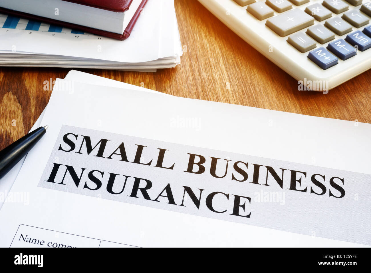 Les petites entreprises d'assurance sur un bureau en bois. Banque D'Images