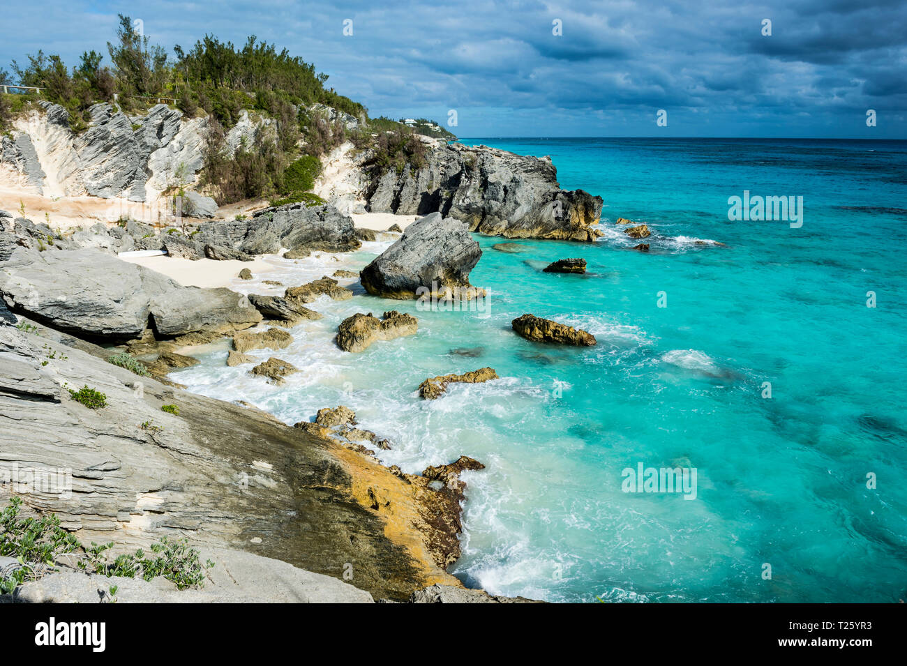 Les Bermudes, des falaises rocheuses et de la plage, l'eau turquoise Banque D'Images