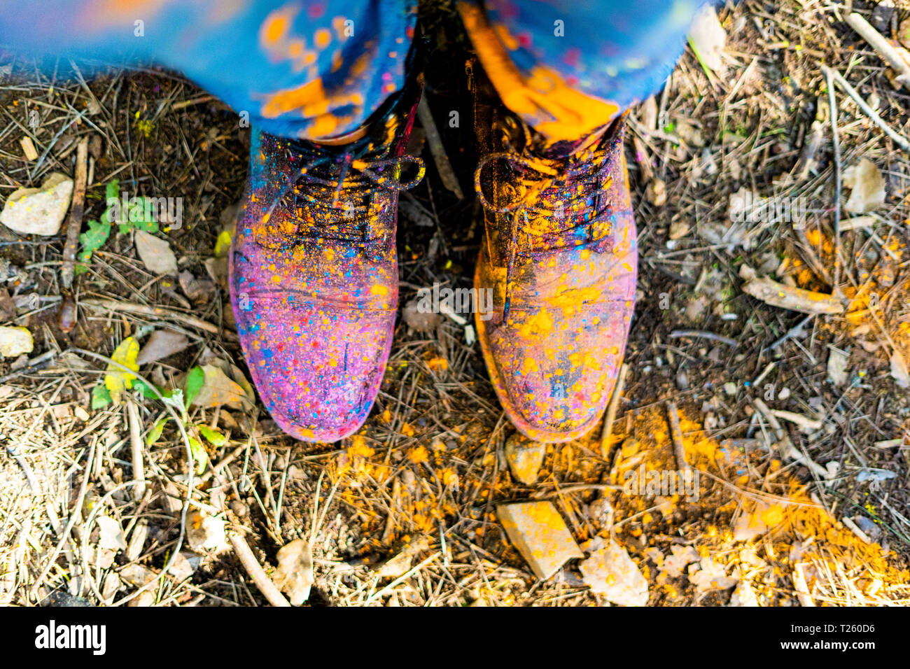 Chaussures d'une personne covred powderb dans la peinture, célébrer Holi, Festival des couleurs Banque D'Images