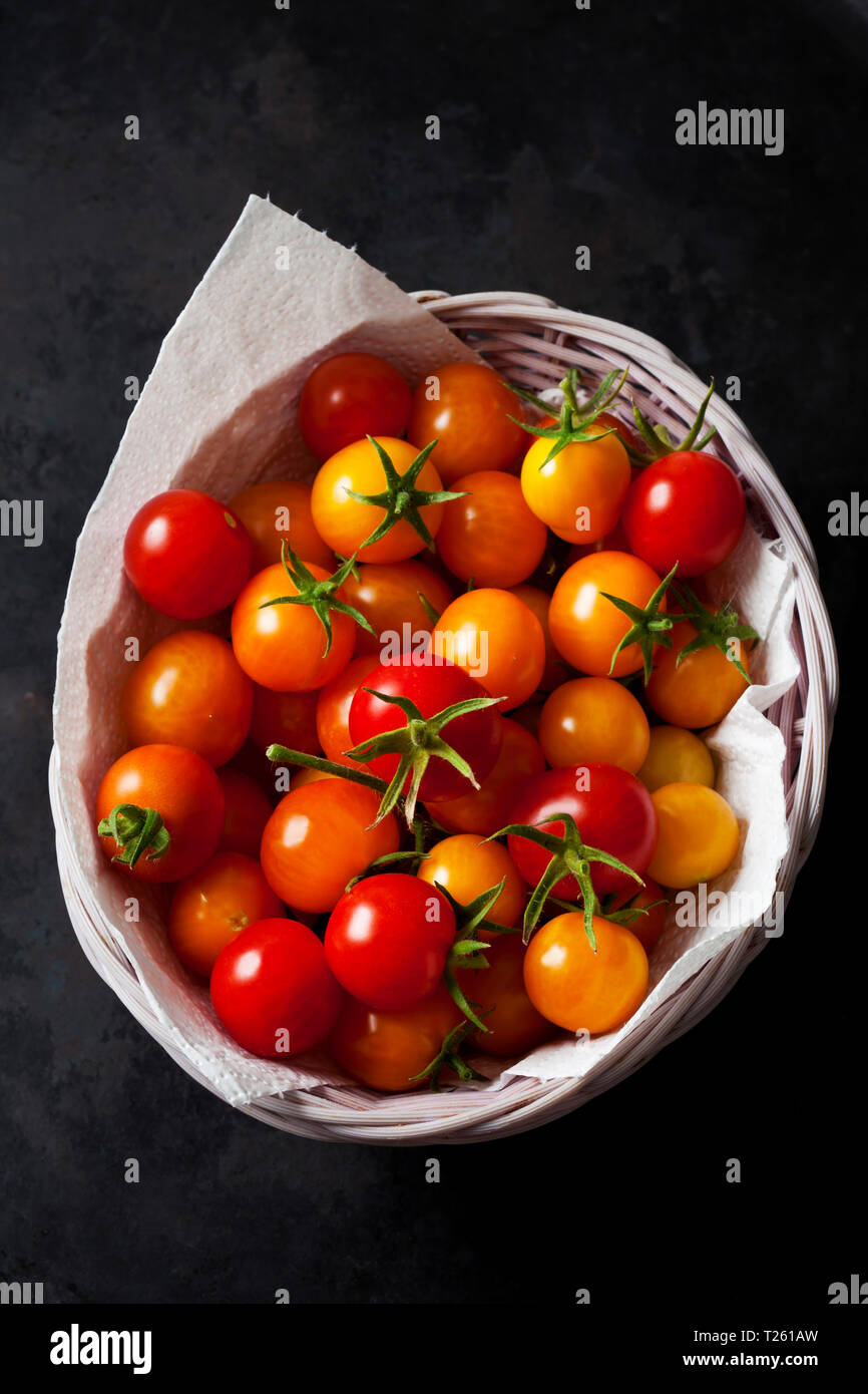 Panier de tomates cerise 'Golden Nugget' Banque D'Images