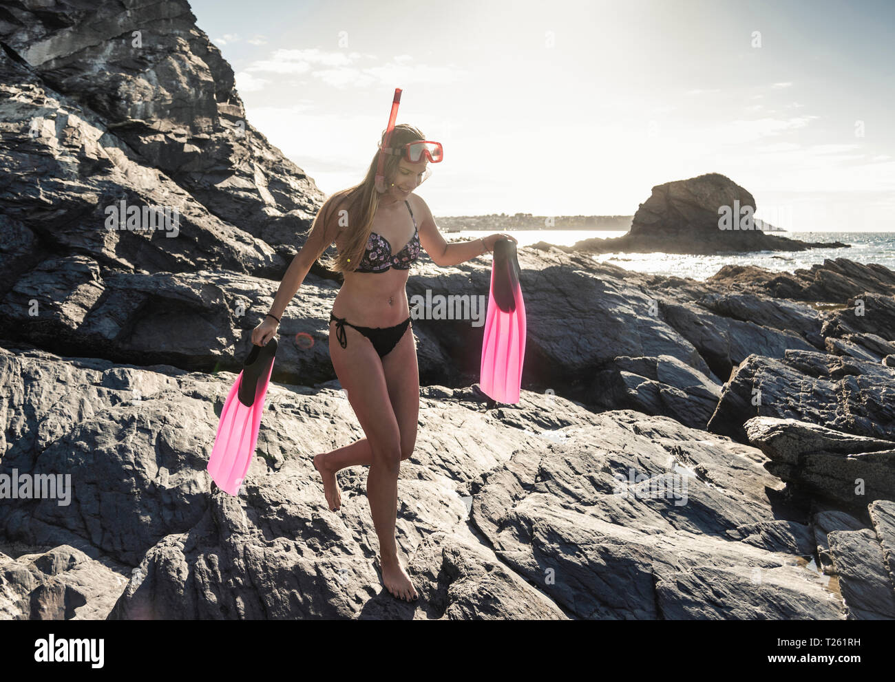Jeune femme avec des équipements de plongée avec tuba sur la plage Banque D'Images