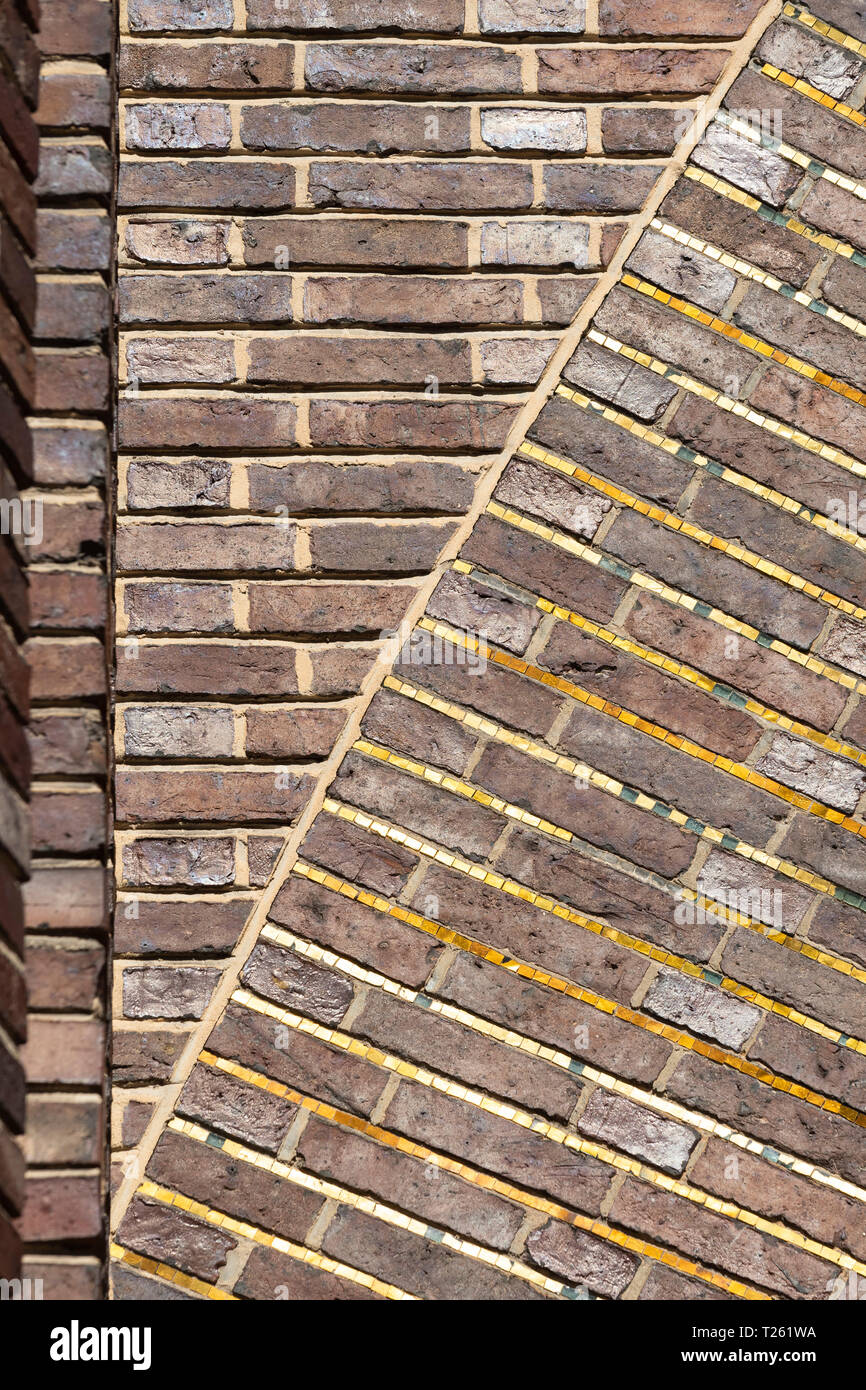 Berlin. L'Allemagne. Kirche Am Hohenzollernplatz, détail de la maçonnerie extérieure au-dessus du portail montrant les Petites incrustations de carreaux en verre entre les couses de bric Banque D'Images