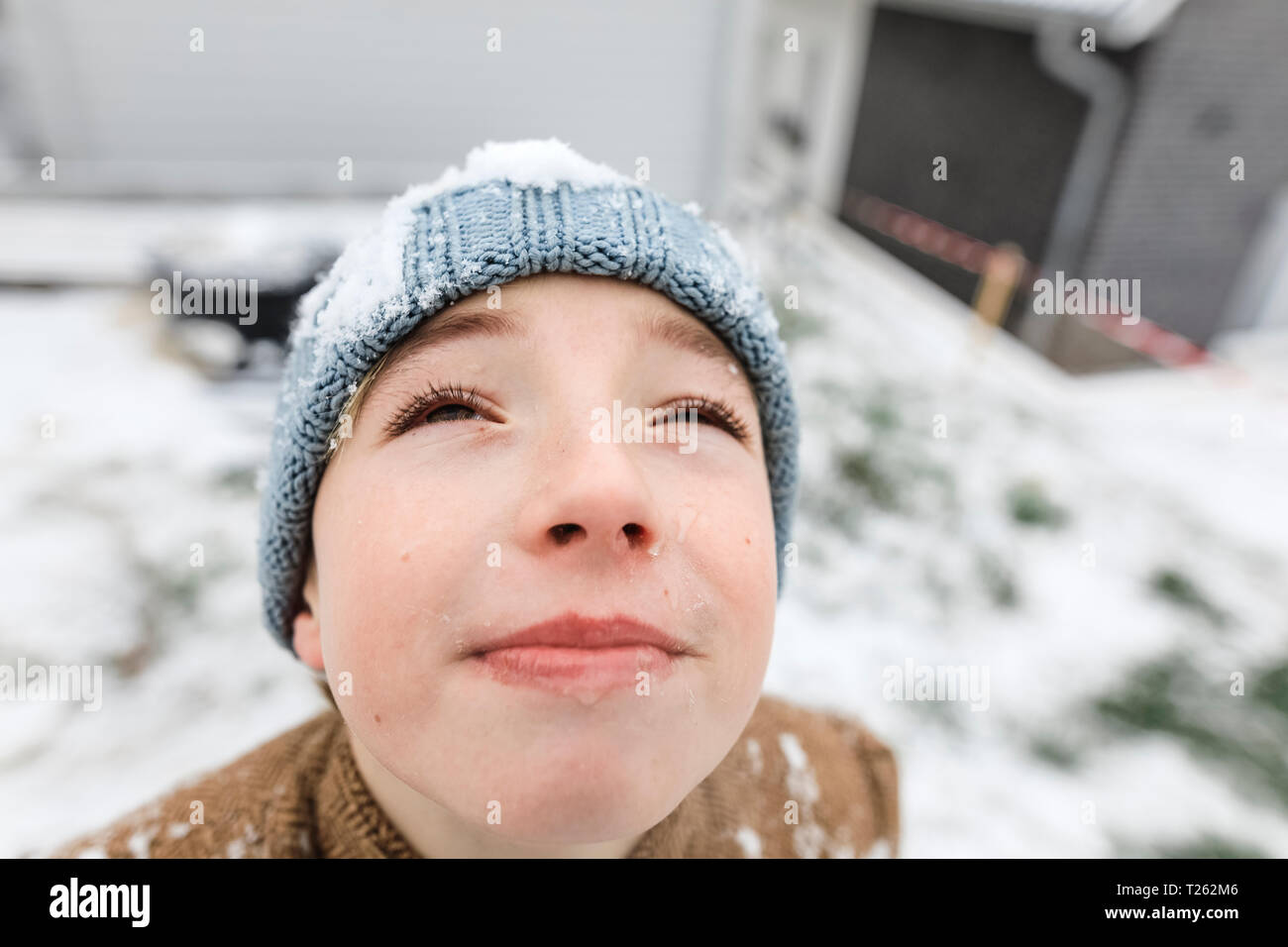 Boy looking up on chute de neige Banque D'Images