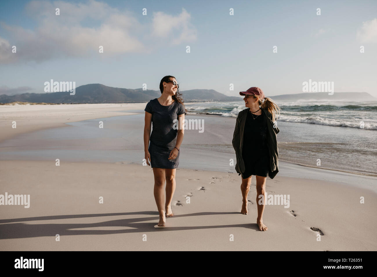 L'Afrique du Sud, Western Cape, Noordhoek Beach, deux jeunes femmes sur la plage Banque D'Images