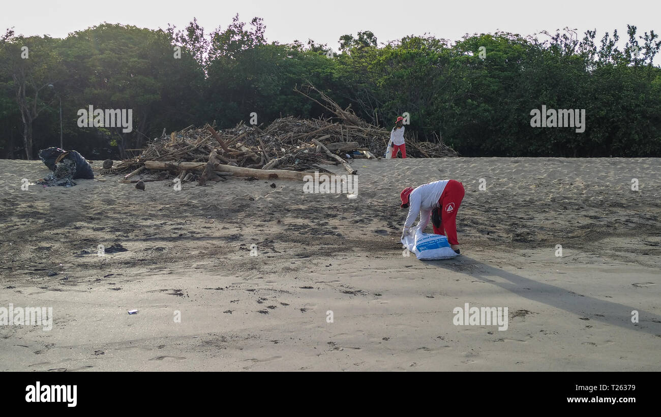 KUTA, BALI/INDONÉSIE - 15 décembre 2018 : Concierges nettoyer la plage de Kuta rempli d'ordures. Concierges toujours propres ordures chaque jour le matin. Ils star Banque D'Images