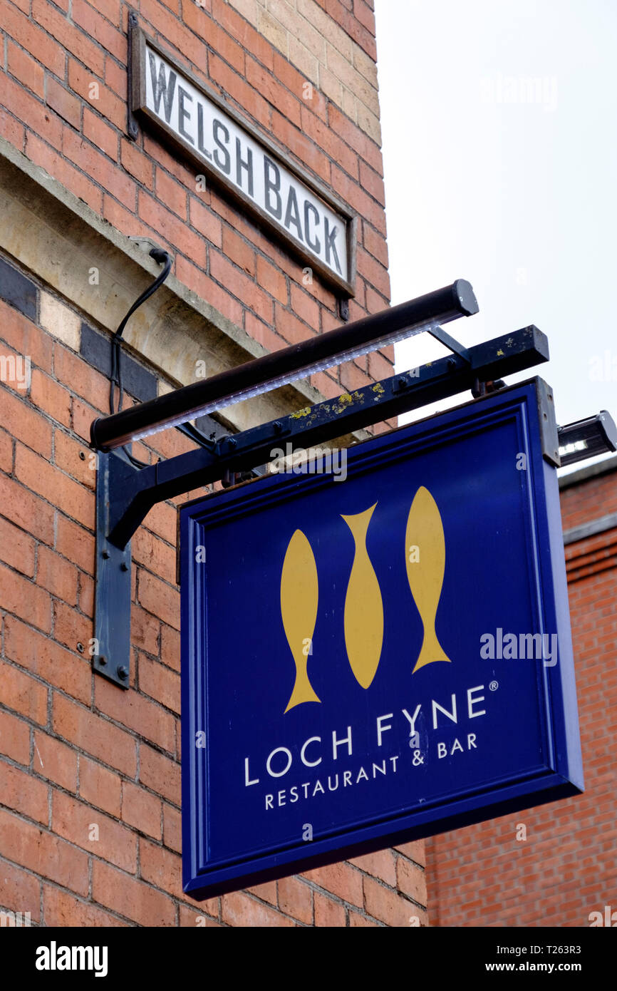 Signe pour le Loch Fyne Restaurant Bristol ; près de Queen Square. Banque D'Images