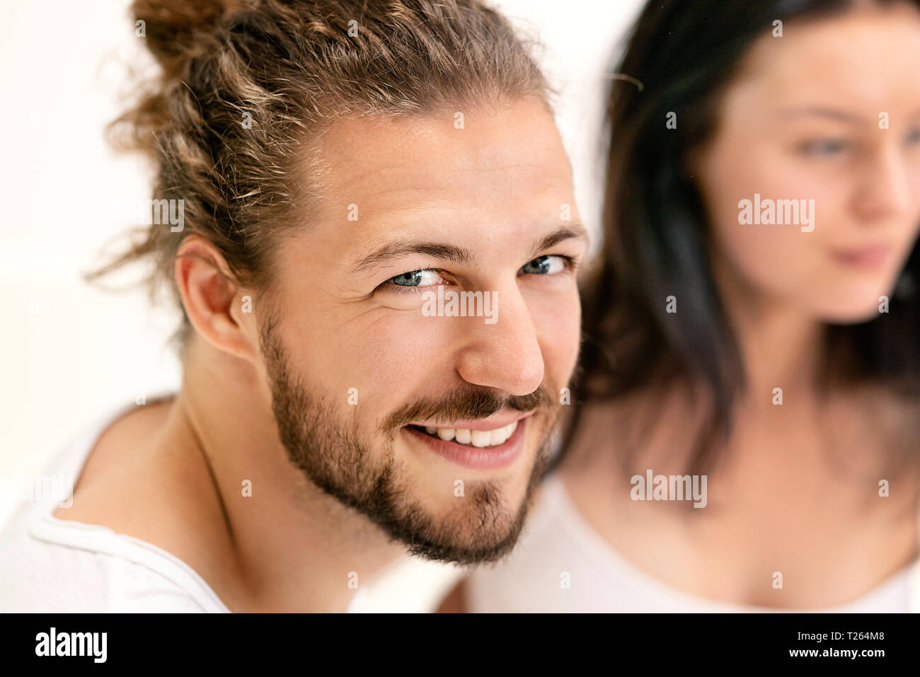 Friends , man looking at camera, smiling Banque D'Images