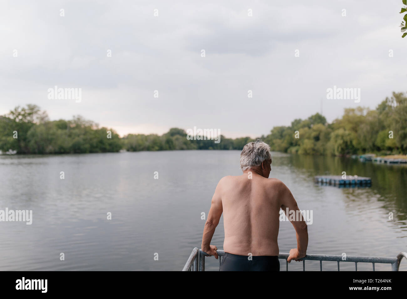 Man standing at a lake Banque D'Images