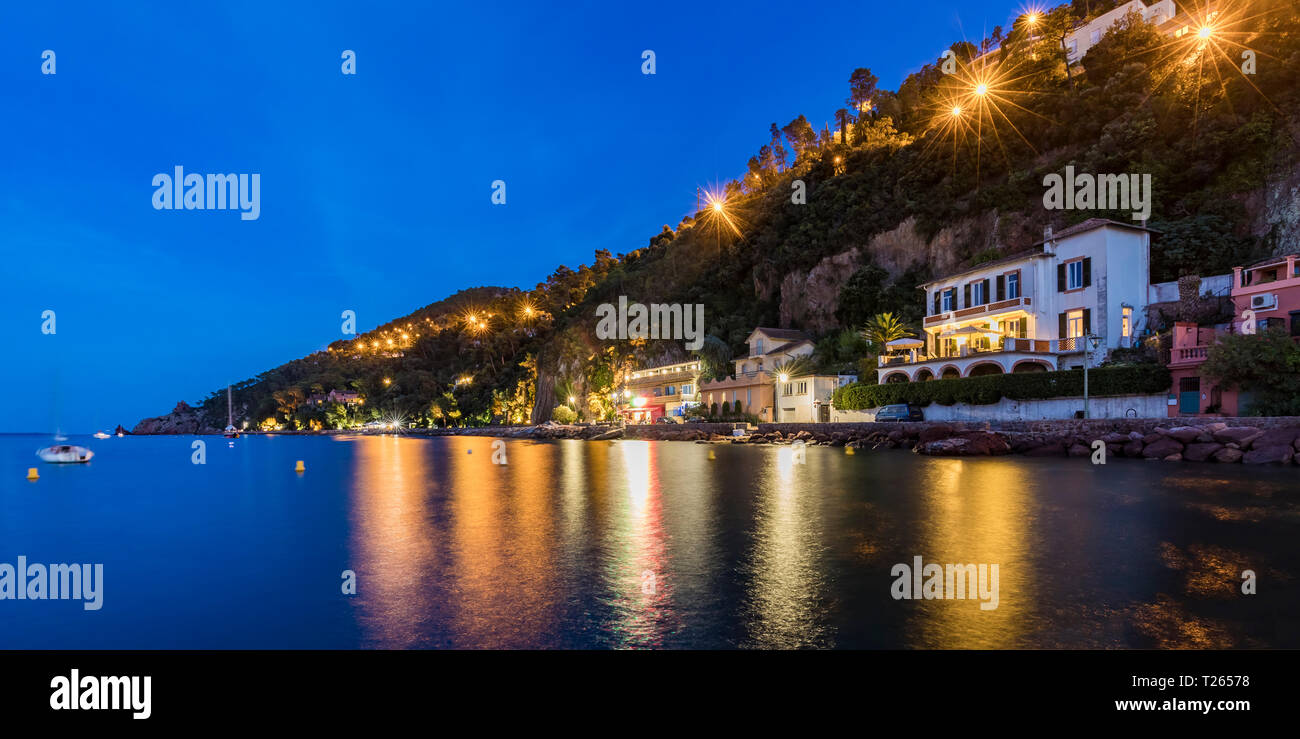 France, Provence-Alpes-Côte d'Azur, Théoule-sur-Mer, promenade du front de mer dans la soirée Banque D'Images