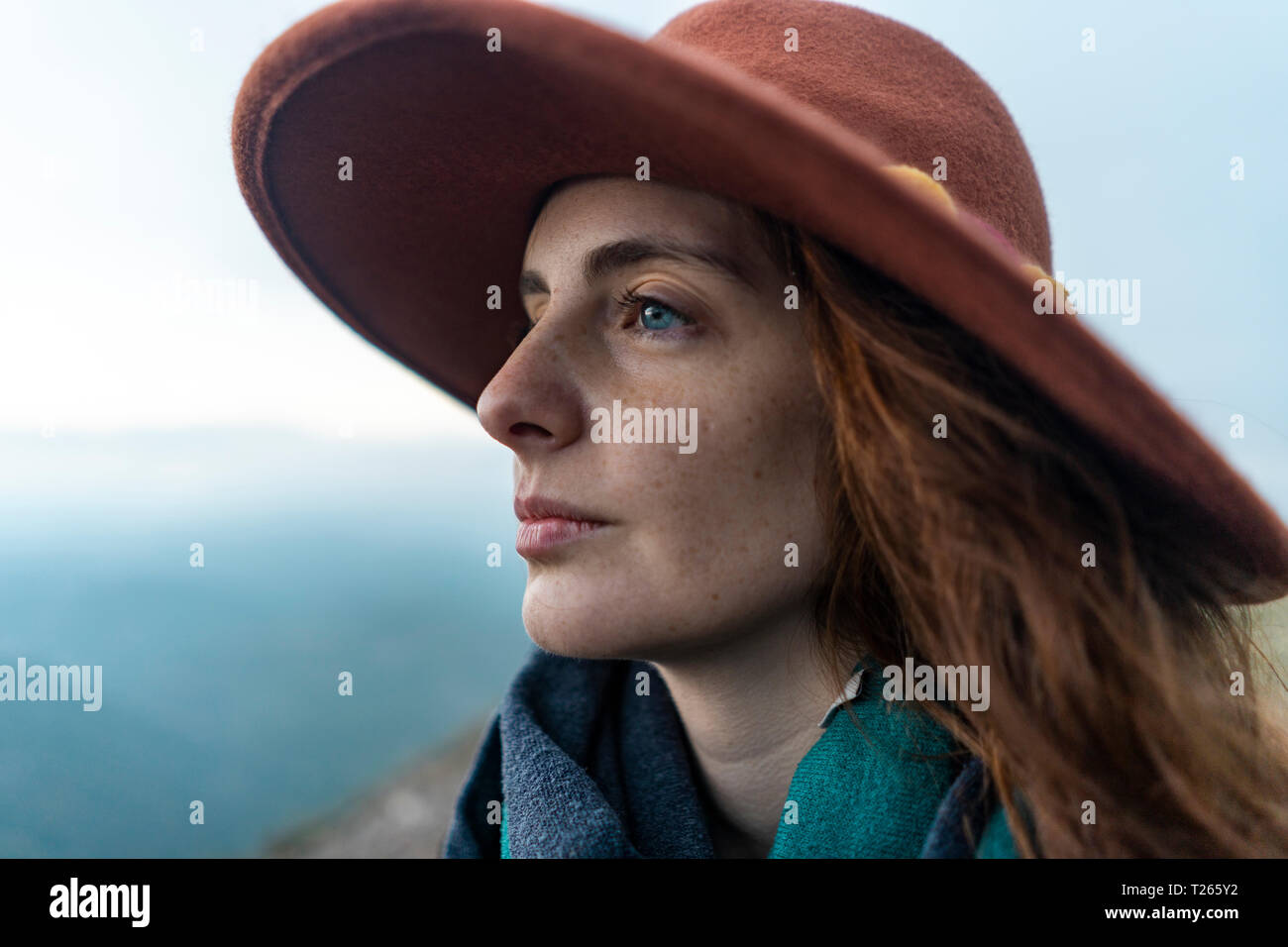 Portrait d'une femme, wearing red hat Banque D'Images