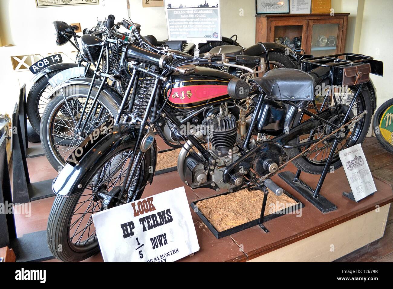 Un magasin de motos des années 1930 à la Black Country Living Museum, un musée en plein air de bâtiments historiques de Dudley, West Midlands, England, UK Banque D'Images