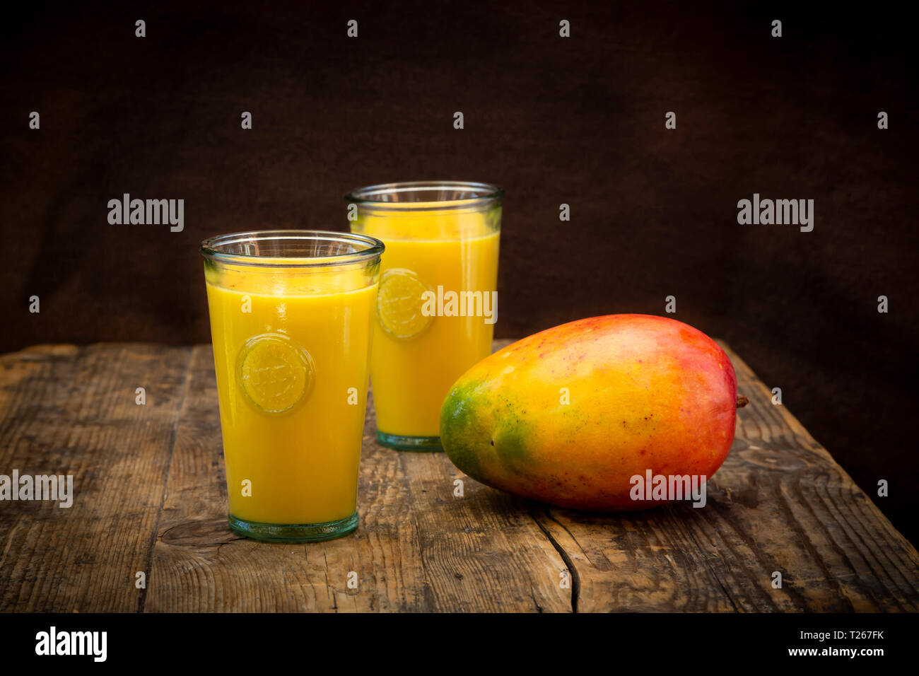 Mangue et deux verres de lassi à la mangue avec curcuma Banque D'Images