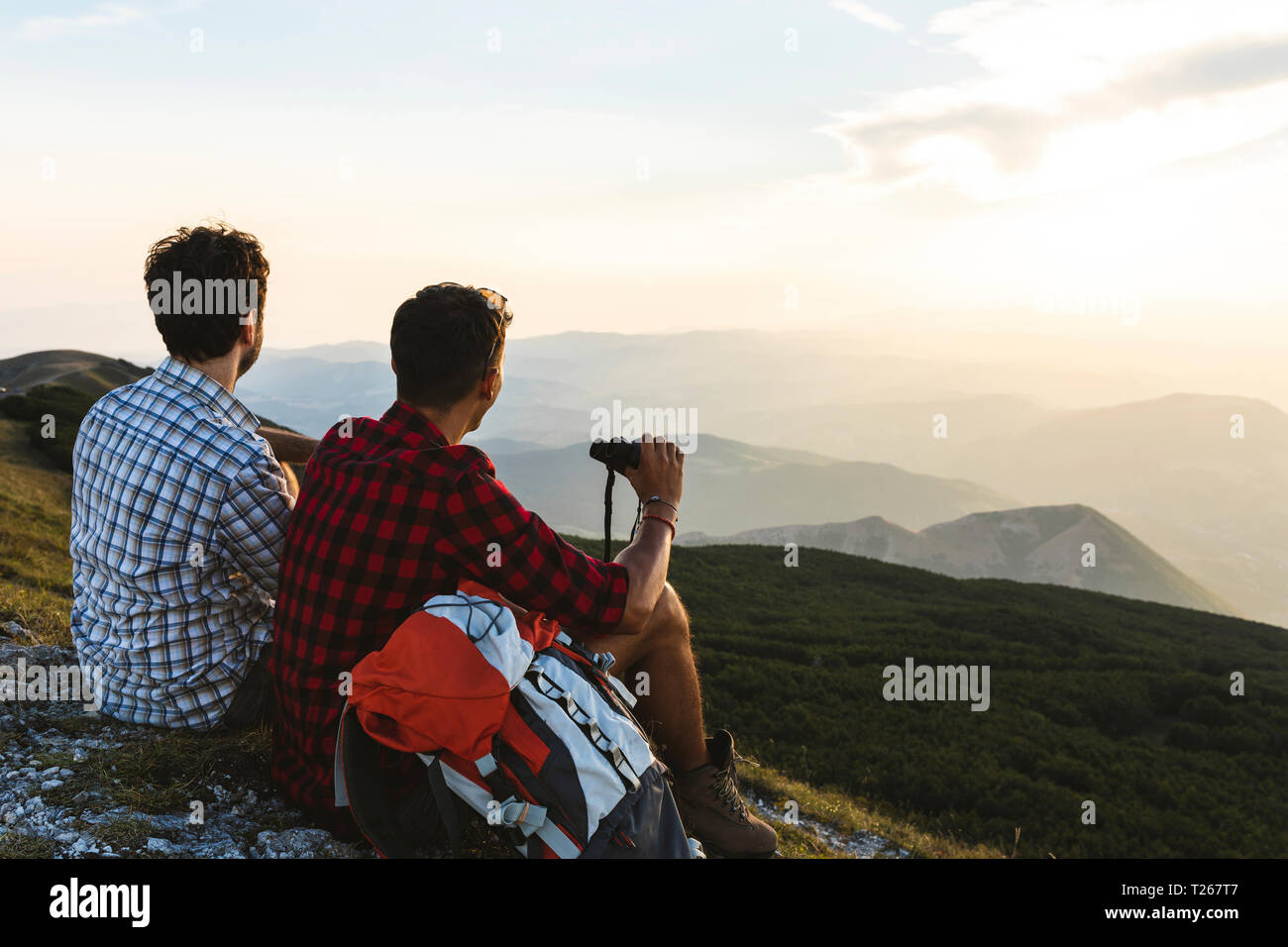 L'Italie, Monte Nerone, deux randonneurs au sommet d'une montagne en profitant de la vue au coucher du soleil Banque D'Images