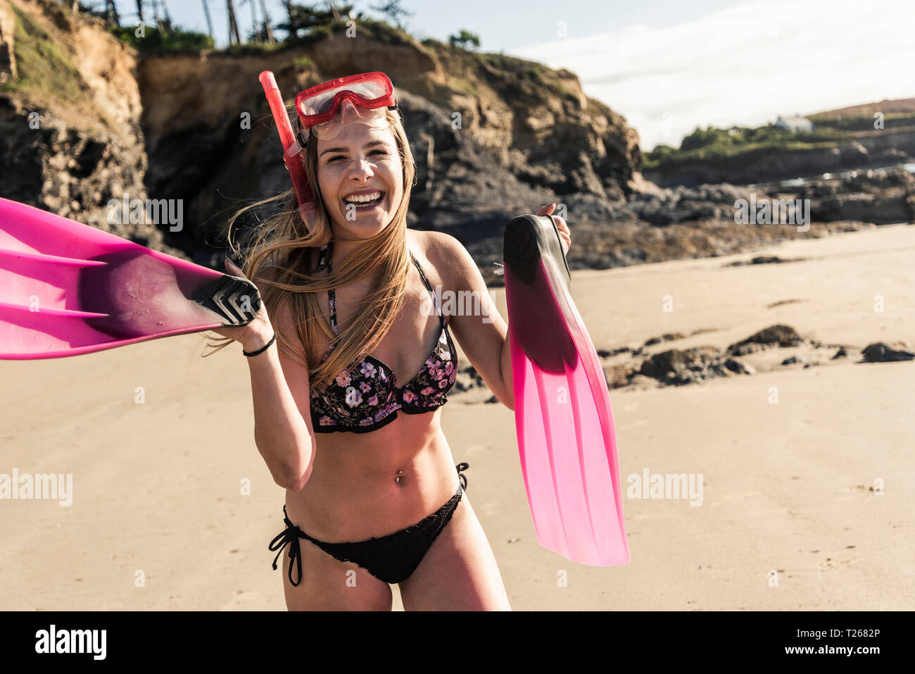 Jeune femme avec des équipements de plongée, s'exécutant sur la plage Banque D'Images