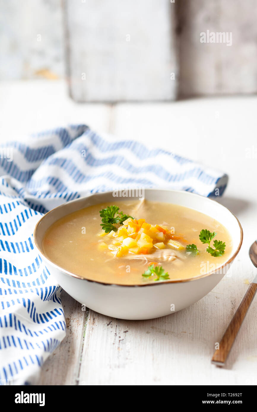 Bol de pommes de terre au bouillon de poulet fait maison Banque de photographies et d’images à