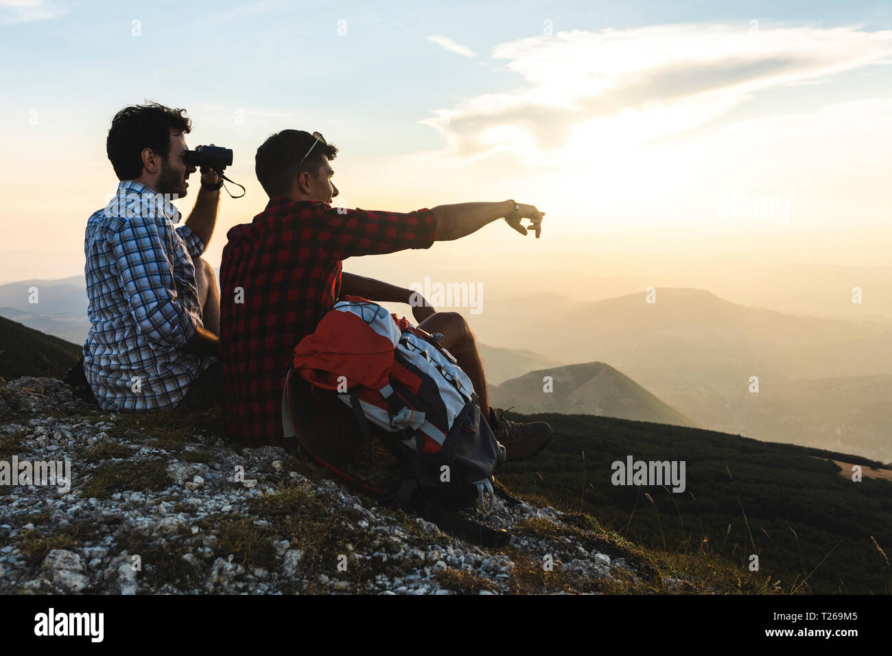 L'Italie, Monte Nerone, deux randonneurs au sommet d'une montagne en profitant de la vue au coucher du soleil Banque D'Images