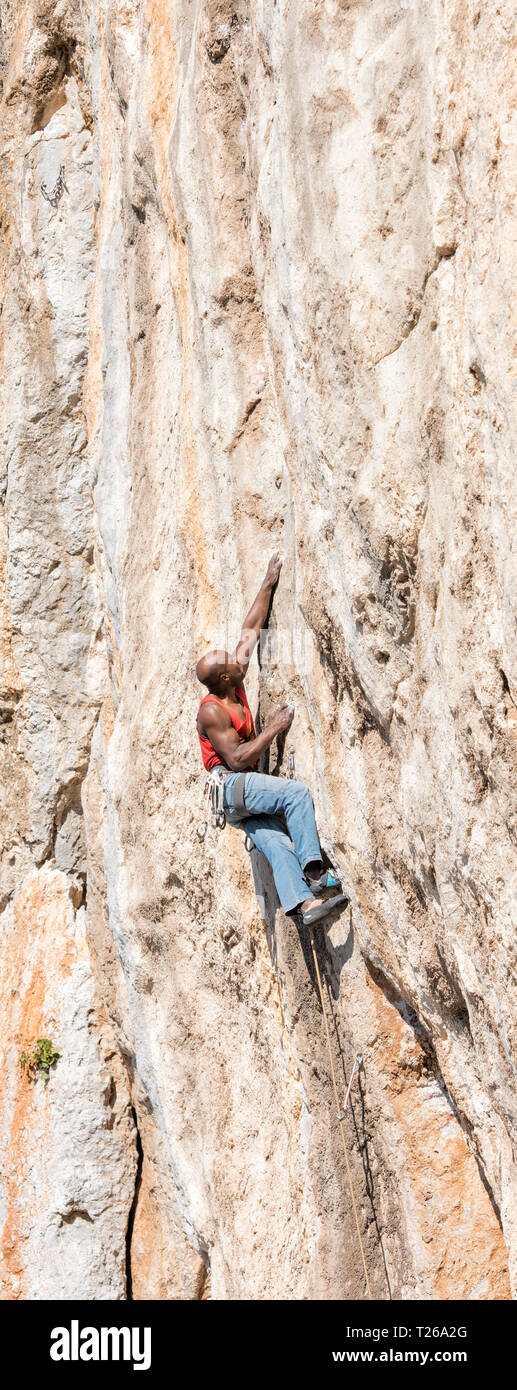 La Grèce, Kalymnos, alpiniste dans Rock Wall Banque D'Images