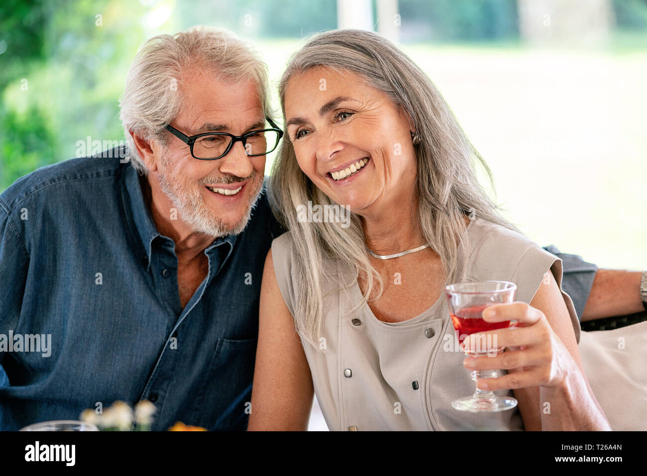 Happy senior couple sur une fête de famille Banque D'Images