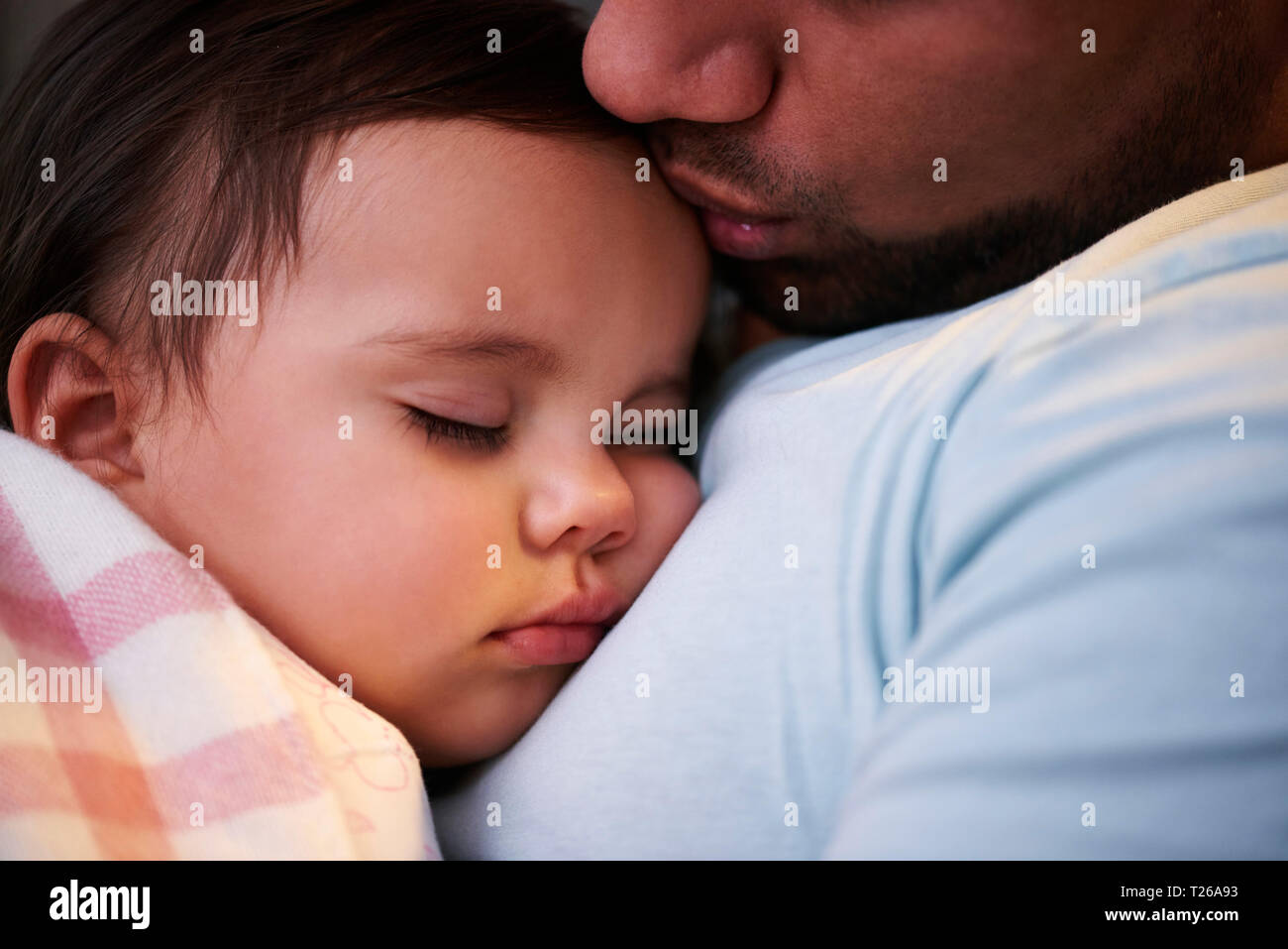 Close-up of father kissing sleeping baby girl Banque D'Images