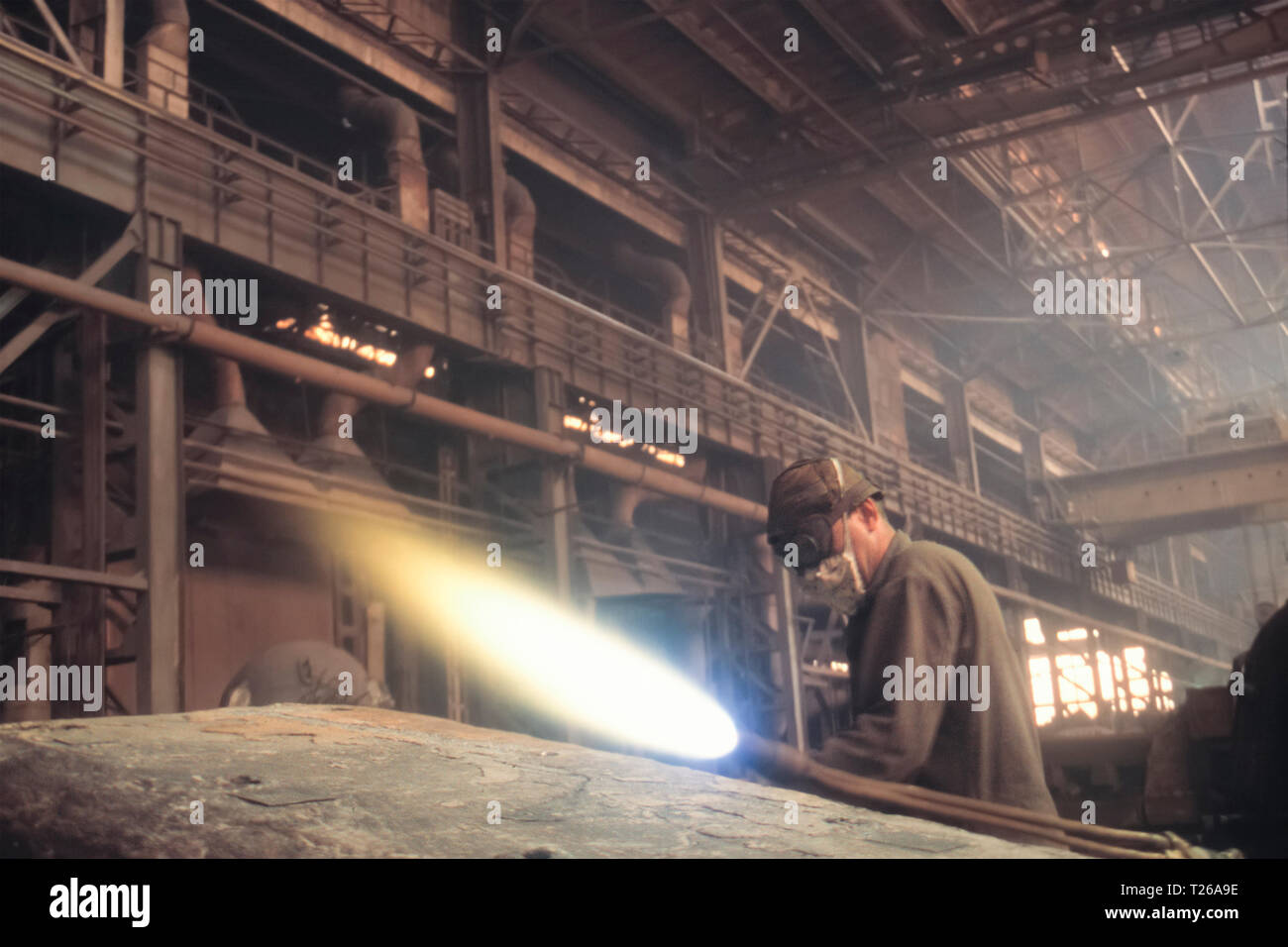 Pires conditions de protection de la santé des travailleurs. Travailleur en masque et lunettes de protection. Manque de prévention des accidents à l'usine, l'usine. Inacceptable Banque D'Images Pires conditions de protection de la santé des travailleurs. Travailleur en masque et lunettes de protection. Manque de prévention des accidents à l'usine, l'usine. Inacceptable Banque D'Images