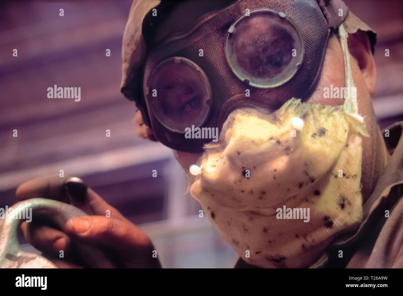 Mauvais équipement de sécurité. Portrait de travailleur dans les lunettes de sécurité et masque. La protection de la santé des travailleurs. L'assurance-accidents au travail de fond. Coffre Banque D'Images Mauvais équipement de sécurité. Portrait de travailleur dans les lunettes de sécurité et masque. La protection de la santé des travailleurs. L'assurance-accidents au travail de fond. Coffre Banque D'Images