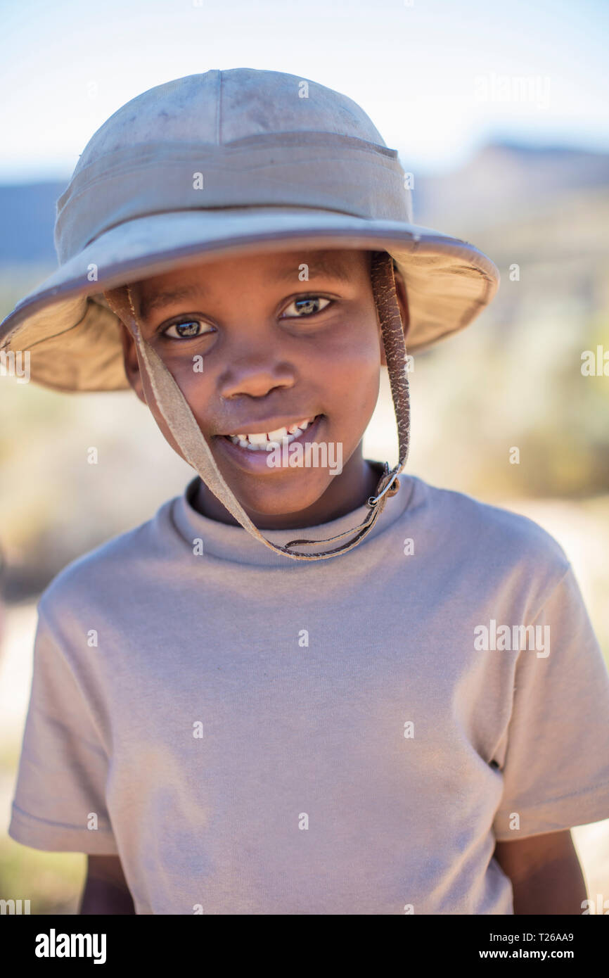 Portrait of smiling boy wearing pith helmet Banque D'Images