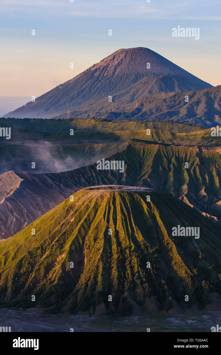 L'Indonésie, Java, Parc National de Bromo Tengger Semeru, Le Mont Bromo cratère volcanique au lever du soleil Banque D'Images