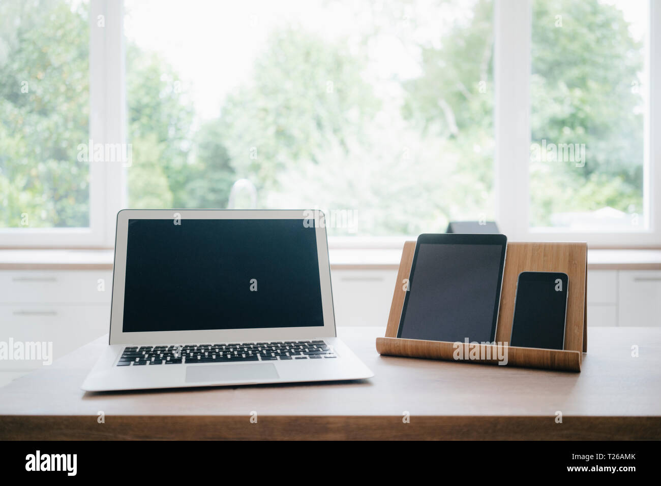 Les appareils numériques sur un bloc de cuisine Banque D'Images