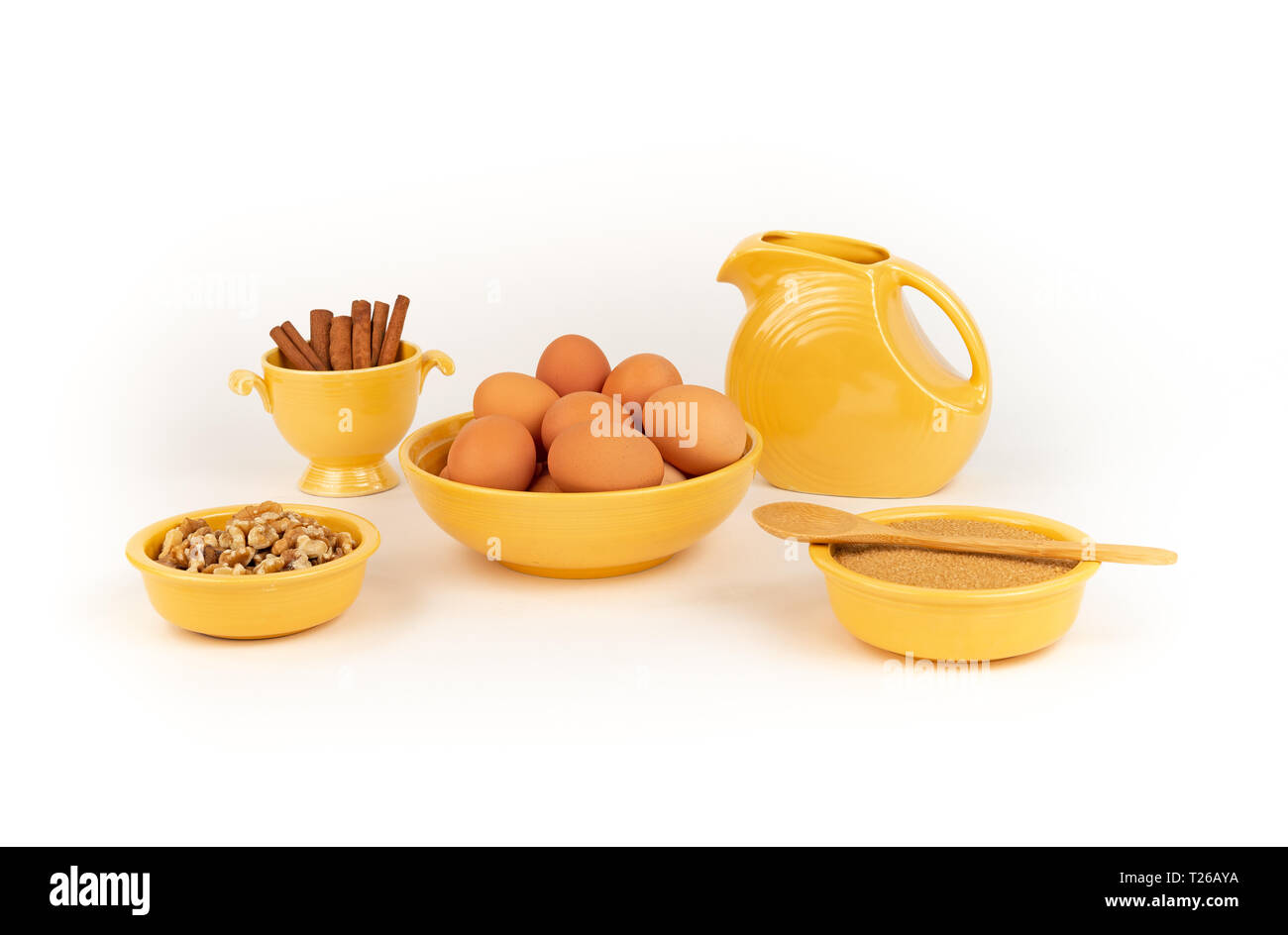 Produits biologiques frais de la ferme d''Œufs, noix, sucre biologique, cannelle, dans Vintage Yellow Fiesta Ware avec grand pichet. La ferme à la Table Banque D'Images