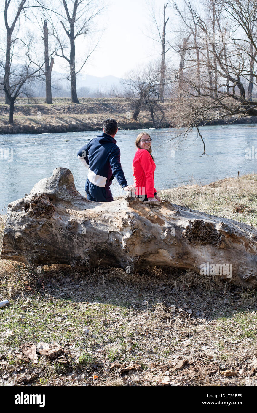 L'homme et de la femme par la rivière Banque D'Images