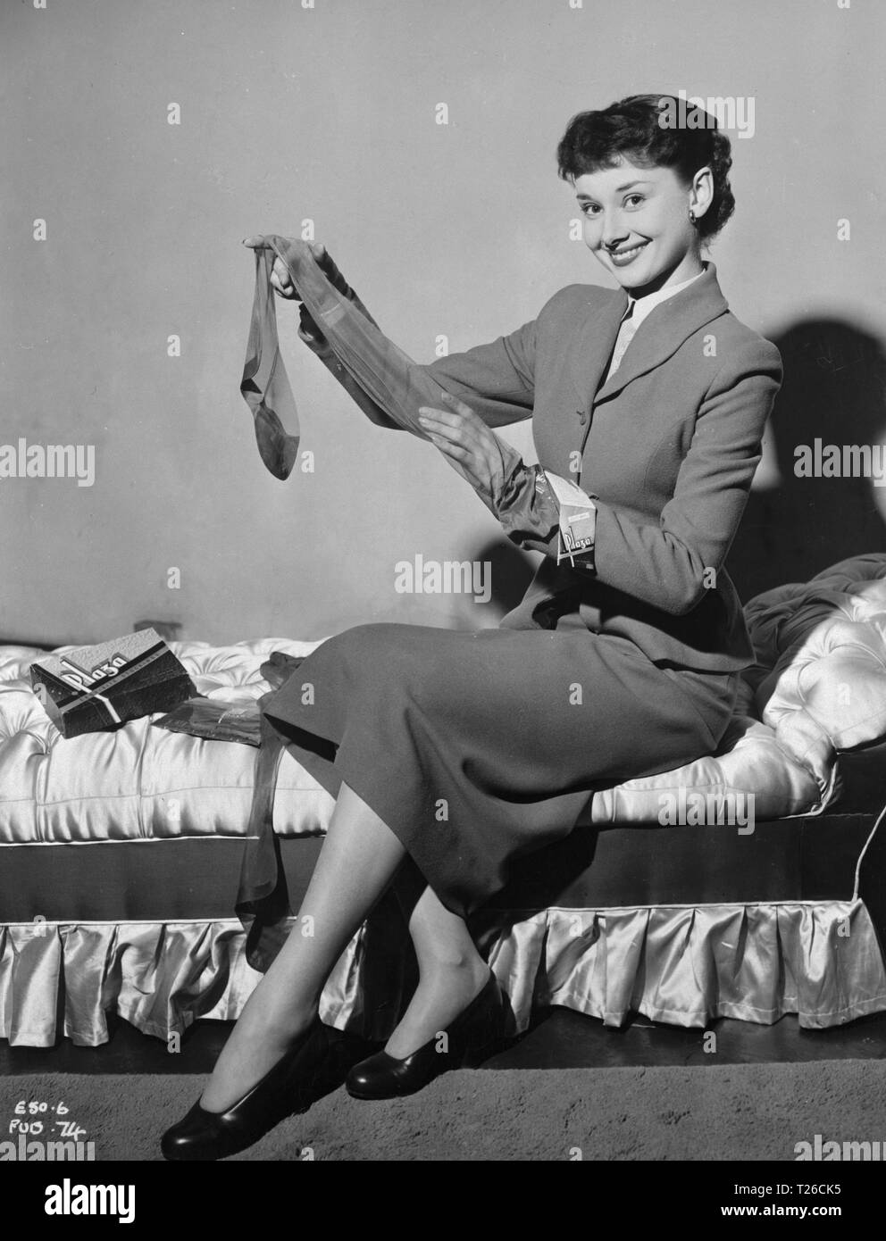 Les jeunes épouses Tale (1951) Audrey Hepburn nylons, modélisation Date : 1951 Banque D'Images