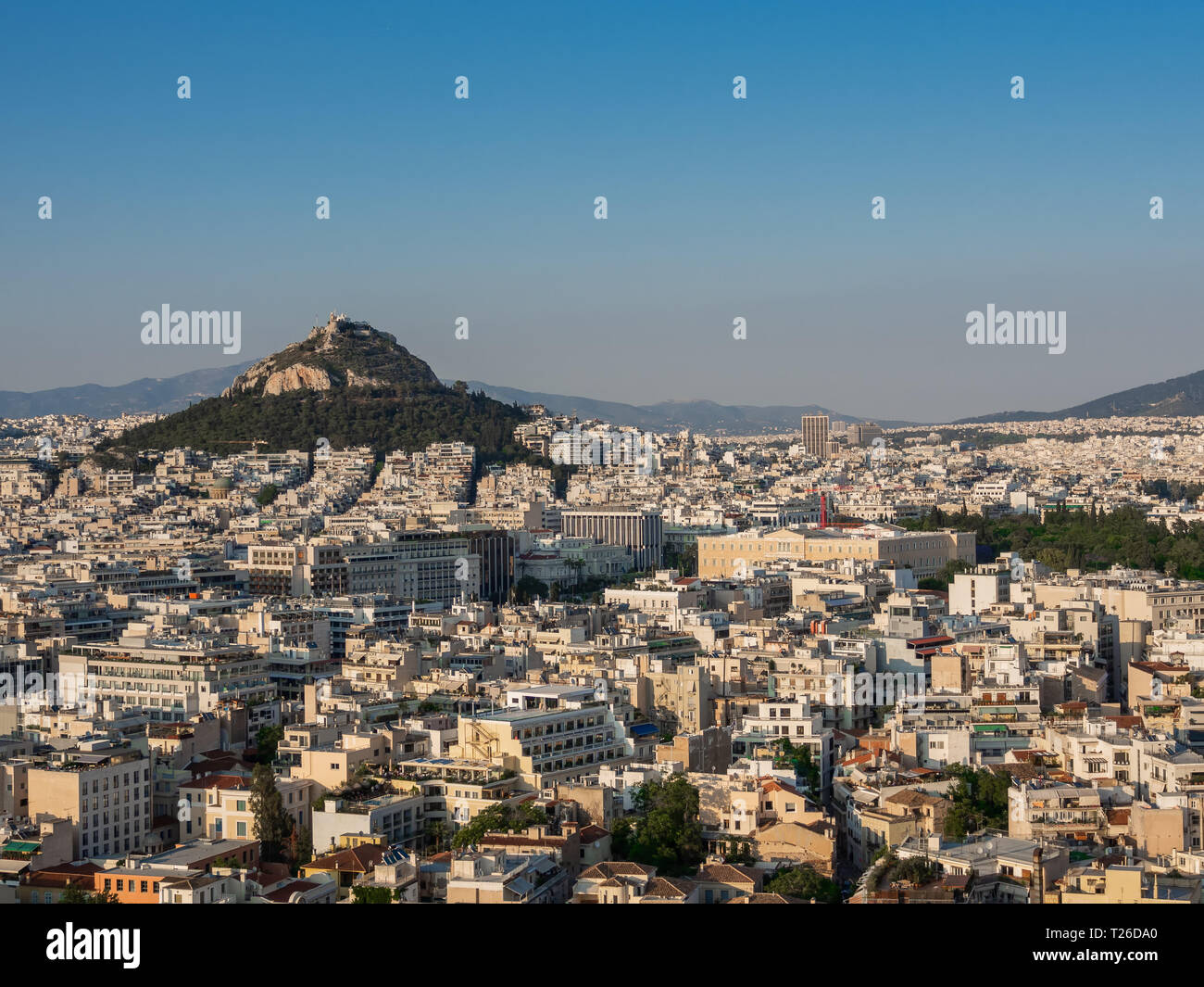Vue d'Athènes, Grèce et le mont d'Acropolus au coucher du soleil de Lycabettus Banque D'Images