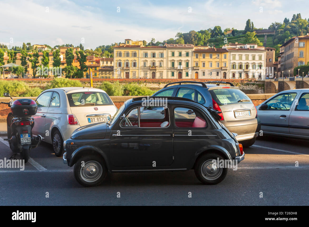 Classic FIAT stationné le long de l'Arno à Florence, Toscane, Italie. Banque D'Images