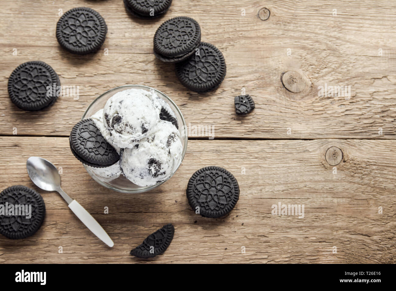 La crème glacée au chocolat et crème cookies sandwich. Cookies et crème glace maison dessert sur fond de bois. Banque D'Images