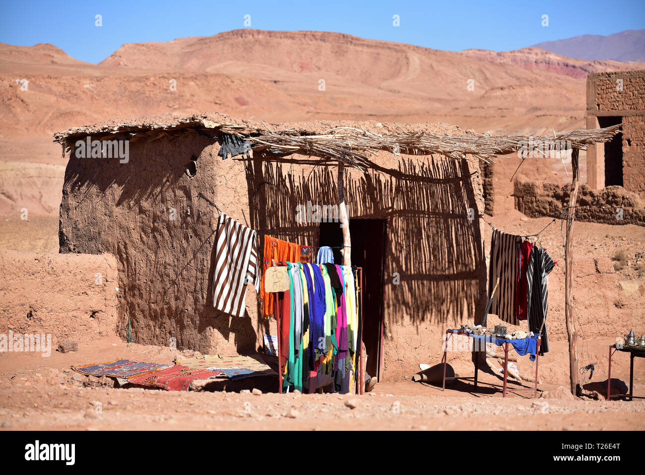 Hutte traditionnelle marocaine avec des vêtements colorés accroché à l'extérieur. Ait Benhaddou, Marrakech-tensift-Draa, Maroc Banque D'Images