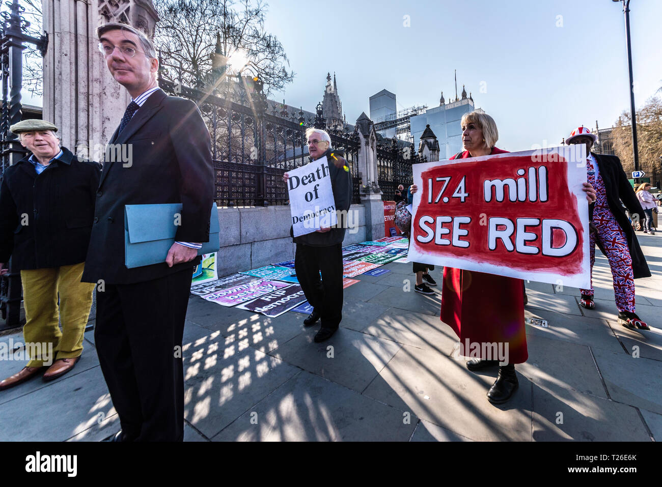 Le député conservateur Jacob Rees-Mogg arrivant au Palais de Westminster, Londres, Royaume-Uni. 29 mars 2019, la date qui aurait dû être Brexit. Manifestant Banque D'Images