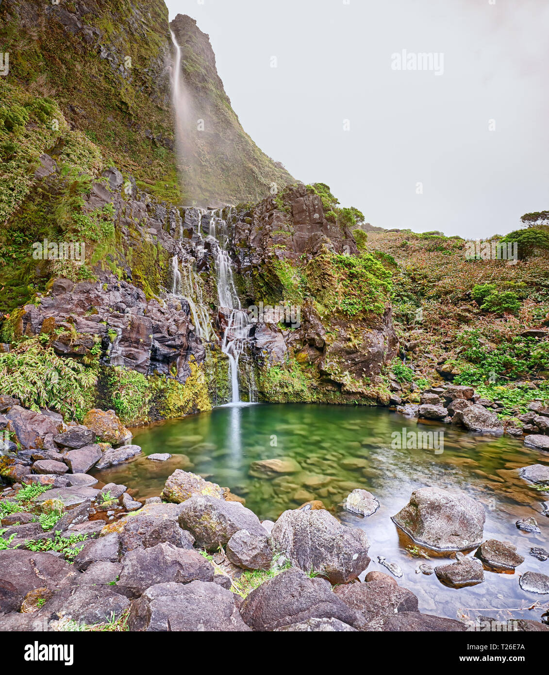 Vue panoramique sur étang et cascade Poco Bacalhau à l'île de Flores aux Açores Banque D'Images