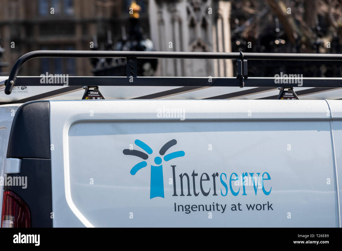 Interserve. Van avec Interserve marque et logo, slogan avec ingéniosité au travail. L'infrastructure, les services professionnels, les services de construction, de soutien Banque D'Images