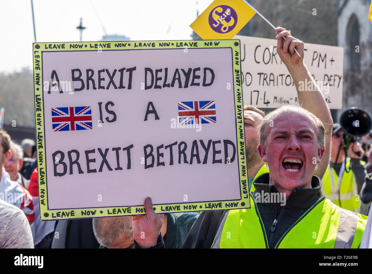 Mâle rouge de colère face à la trahison Brexit manifestant de mars à Londres, Royaume-Uni. Démonstration pour un référendum à l'extérieur rassemblement Westminster. Référence Gammon Banque D'Images