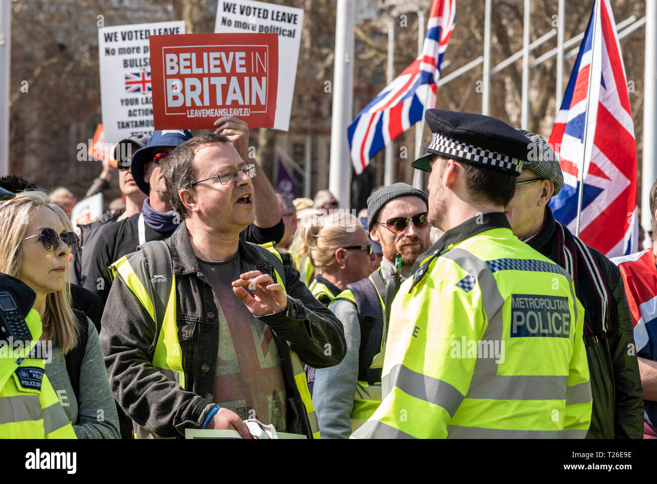 Homme de race blanche remonstrating avec la police au Brexit trahison mars à Londres, Royaume-Uni. Démonstration pour un référendum à l'extérieur rassemblement Westminster. En colère, colère Banque D'Images
